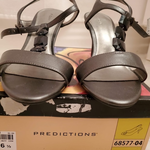 NWOT Fioni Silver and Black Kitty Heels - Picture 2 of 7